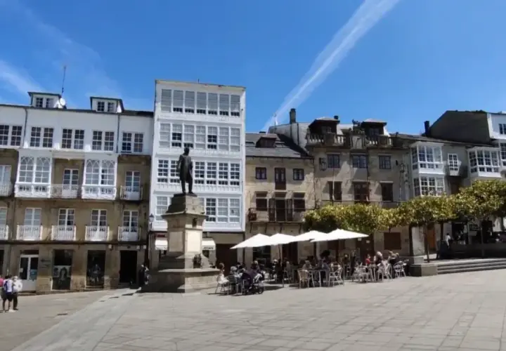 Plaza con estatuas y terrazas. Un lugar perfecto que ver en Viveiro para disfrutar del ambiente.