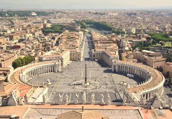 Vista aérea de la Plaza de San Pedro, ideal para tu itinerario de Roma en 4 días. El obelisco central y las columnatas crean un escenario impresionante.