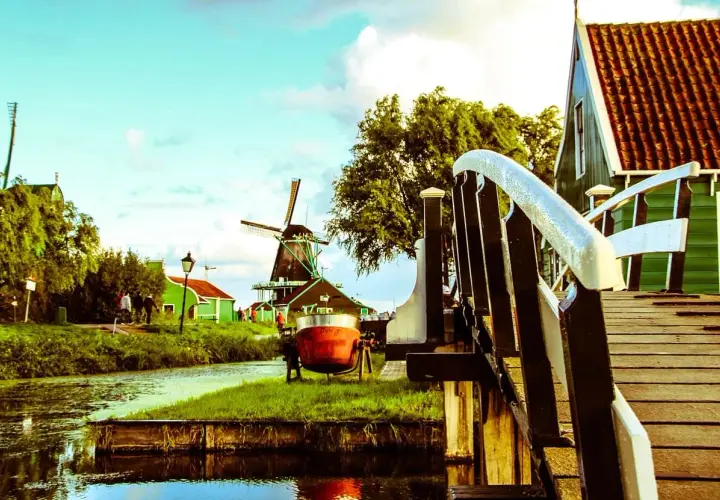 Molino de viento y casas verdes, ideal para excursiones desde Ámsterdam.
