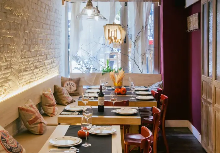 Mesas puestas en un restaurante acogedor, ideal para saber donde comer en Santander. Ambiente rústico con detalles de madera y ladrillo.