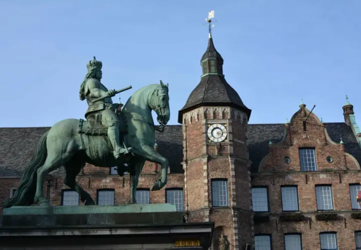 Estatua ecuestre frente al ayuntamiento de Düsseldorf. Un punto clave que ver en Düsseldorf para admirar la historia.