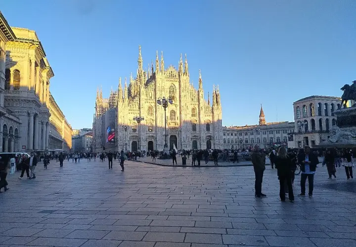 Plaza del Duomo de Milán con el sol de la tarde. Gente paseando, ideal para un free tour Milán.