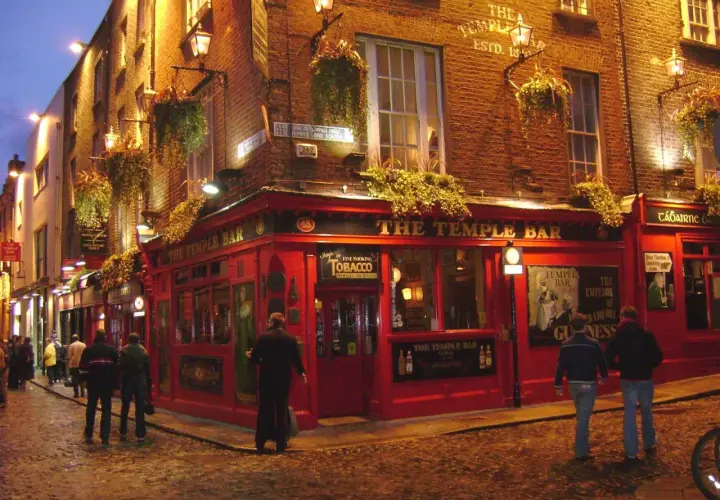 Noche en el Temple Bar, un lugar icónico para un free tour Dublin.