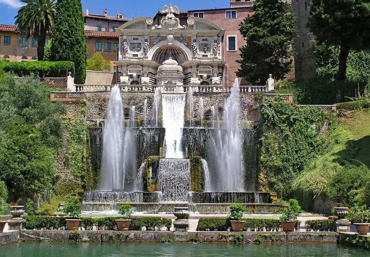 Cascada monumental en Villa d'Este, un lugar perfecto para excursiones desde Roma. Agua cayendo en terrazas, rodeada de vegetación y arquitectura renacentista.