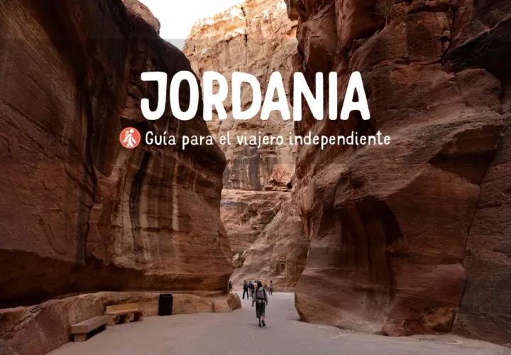 El Siq, la entrada a Petra, invita a viajar a Jordania. Un camino rocoso que te lleva a maravillas.