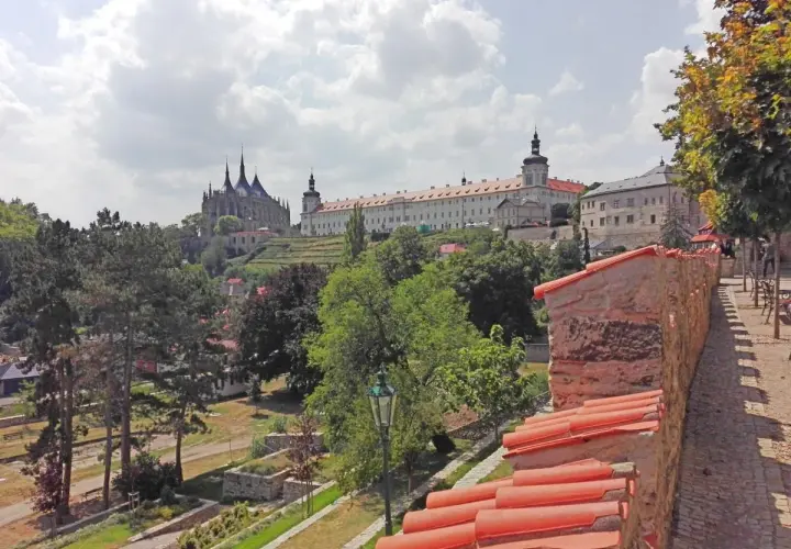 Vista panorámica de un pueblo con una iglesia gótica y un monasterio. Ideal para excursiones en Prague.