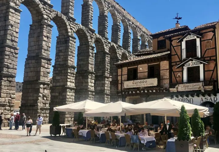 Terraza de Casa Candido junto al acueducto de Segovia, ideal para saber donde comer en Segovia bien y barato.