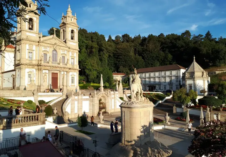 Impresionante Santuario do Bom Jesus do Monte, un lugar que ver en Braga, con su majestuosa iglesia, escalinatas barrocas y estatua ecuestre.