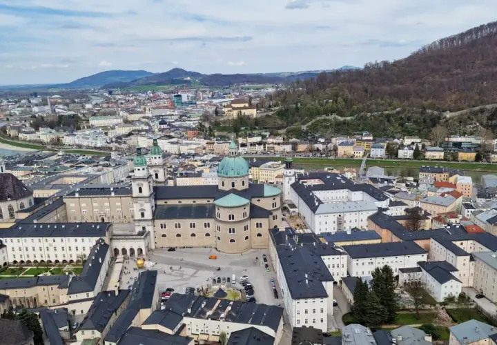 Vista aérea de Salzburgo, con la catedral y el río Salzach. Un lugar perfecto que ver en Salzburgo para disfrutar de su arquitectura.
