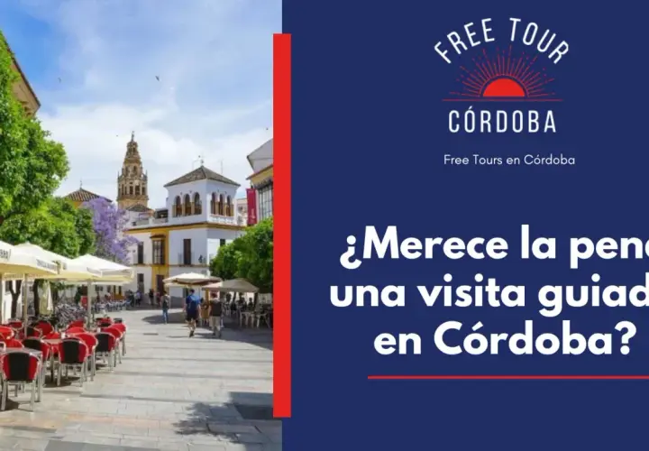 Plaza con mesas de terraza y la Mezquita-Catedral al fondo. Ideal para un free tour Córdoba.
