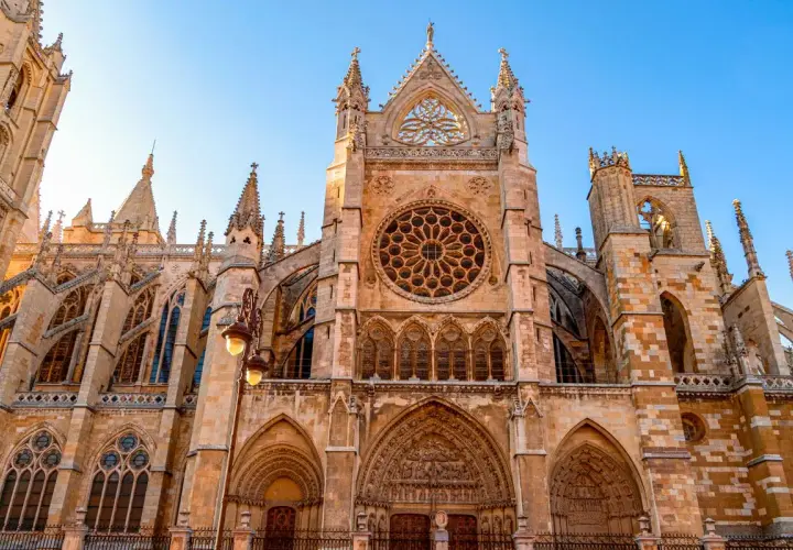 La Catedral de León, joya gótica, es un lugar perfecto para un **free tour León**. Admira sus rosetones y arbotantes.