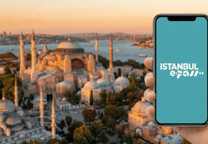 Disfruta tu viaje a Estambul con el Istanbul e-pass en tu móvil. Vista panorámica de la ciudad con la Mezquita Azul y Santa Sofía.