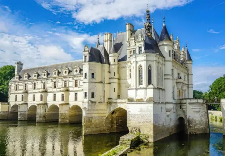 Castillo sobre el río, parte de la ruta de los castillos Francia. Arquitectura renacentista con torres y tejados puntiagudos.