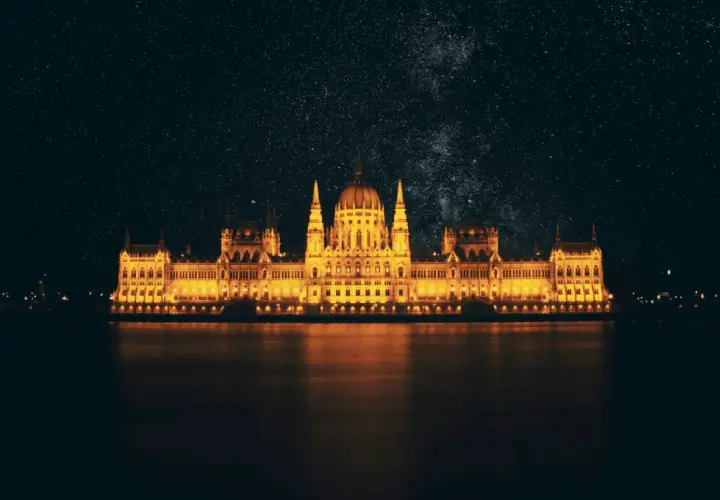 El Parlamento de Budapest iluminado bajo un cielo estrellado. ¡Qué maravilla! Y sí, se puede pagar en euros en Budapest.