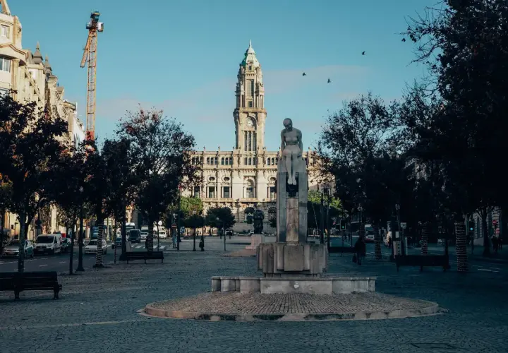 Plaza de la Libertad en Oporto, con el Ayuntamiento al fondo y una estatua. Ideal para un free tour Oporto.