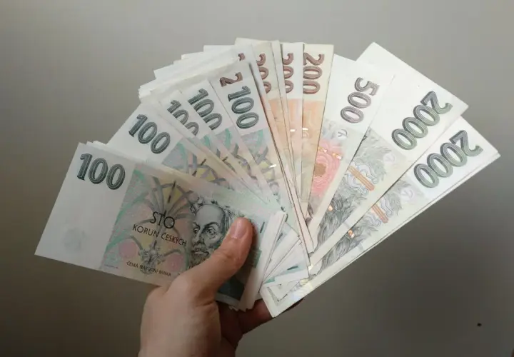 Un abanico de billetes checoslovacos, que moneda se usa en Praga, con valores de 100, 200, 500 y 2000.