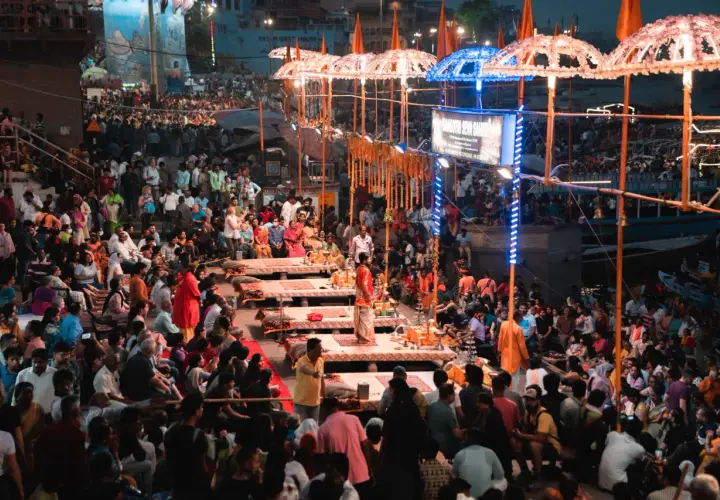 Multitud reunida en Varanasi para un ritual. Una experiencia inolvidable al viajar a la India.