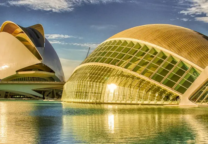 Impresionantes edificios futuristas reflejados en el agua, parte de la Ciudad de las Artes y las Ciencias. ¡Un lugar clave que ver en Valencia!