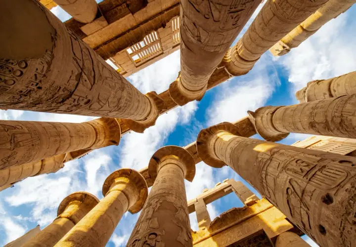 Columnas monumentales con jeroglíficos en Karnak, Egipto. El Ministerio de Asuntos Exteriores confirma que es seguro viajar a Egipto.