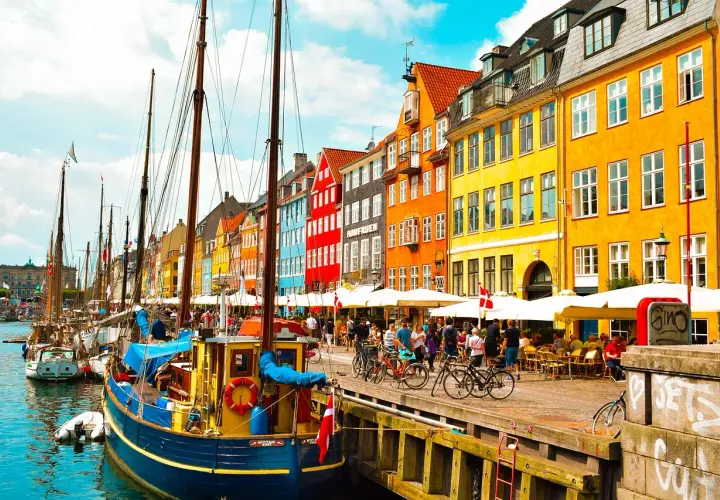 Canal de Nyhavn en Copenhague, Dinamarca. Barcos de vela y casas de colores vibrantes. Un lugar ideal que ver en Dinamarca.