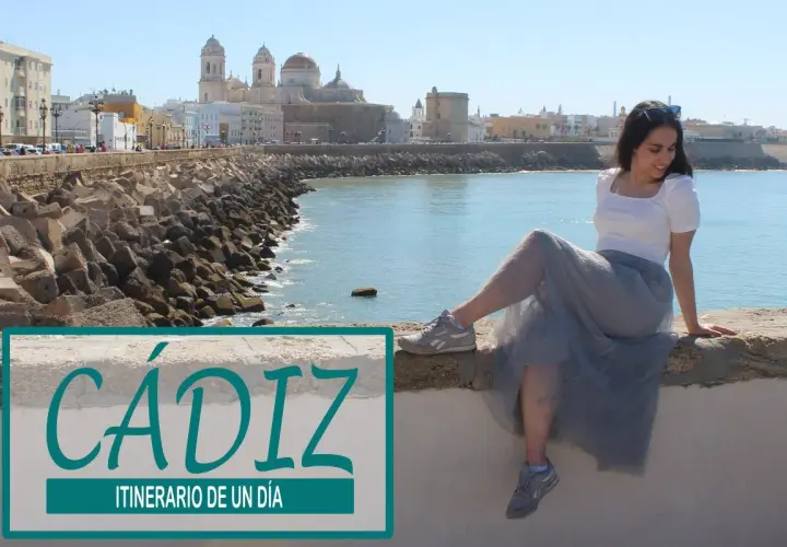 Joven disfrutando de la vista de la Catedral de Cádiz, ideal para saber qué ver en Cádiz en un día.