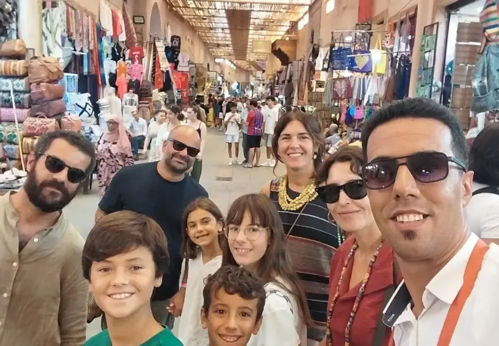 Familia disfrutando de un día de compras en un zoco, una experiencia inolvidable de Marrakech en 3 días.