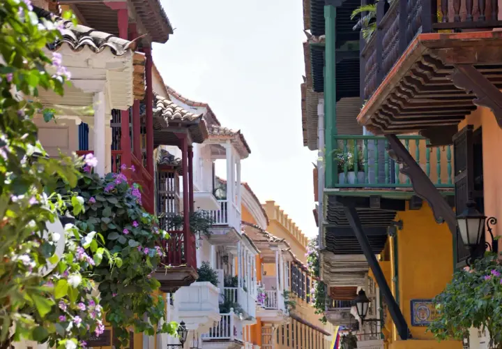 Balcones floridos y arquitectura colonial en Cartagena. Un destino donde es seguro viajar a Colombia y disfrutar de su encanto.