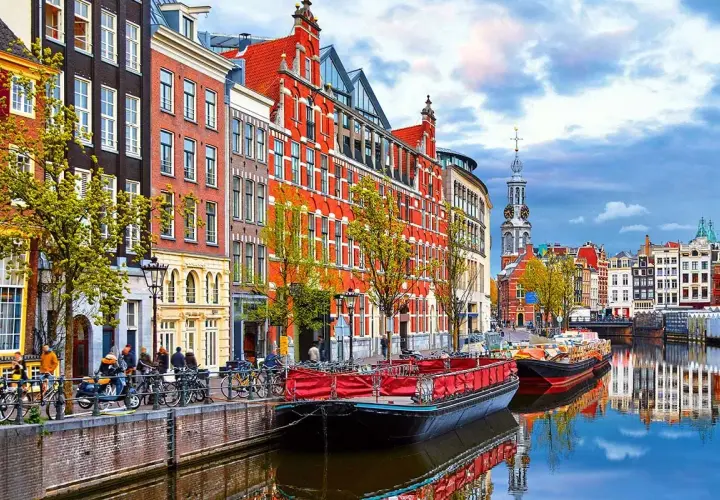Canales de Ámsterdam, casas estrechas y barcos. Ideal para saber qué ver en Ámsterdam en 2 días.