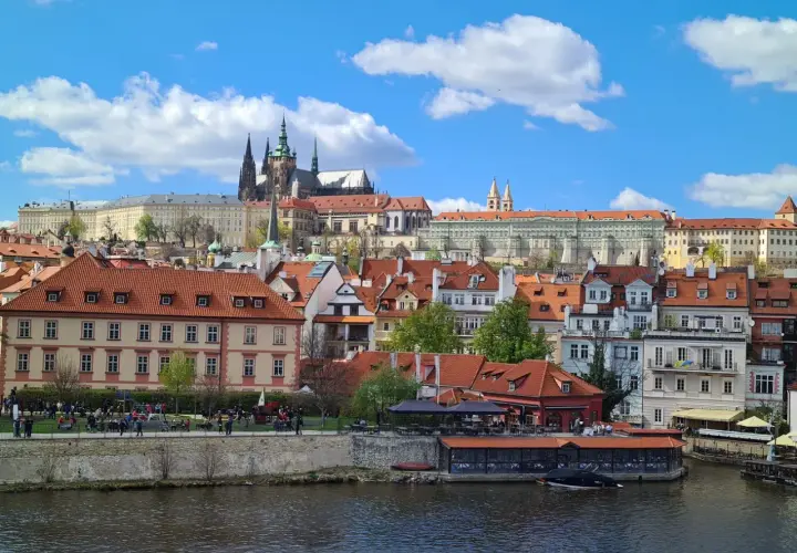 Vista panorámica de Praga con el castillo al fondo. Ideal para saber qué ver en Praga en 2 días.