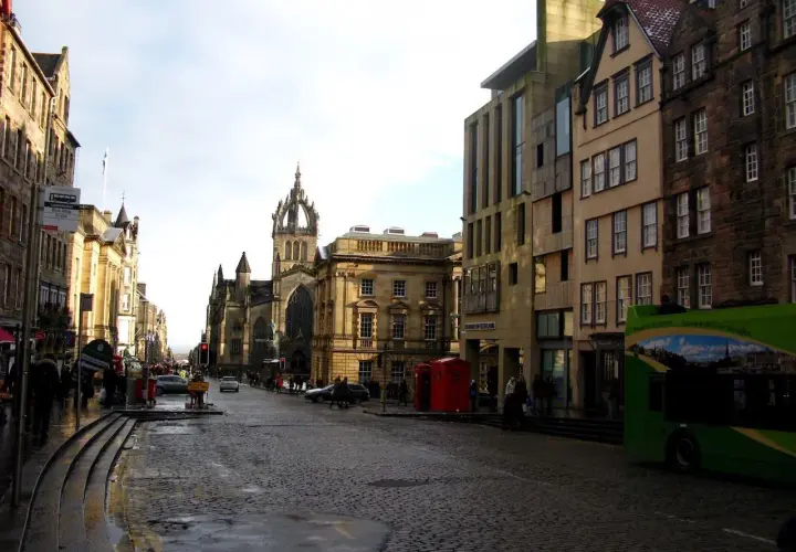 Calle adoquinada con edificios históricos y una iglesia gótica. Ideal para saber qué ver en Edimburgo en 2 días.