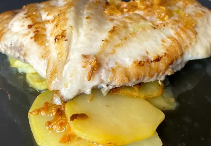 Pescado blanco a la plancha con patatas y ajo. Una opción deliciosa para saber donde comer en Lastres.