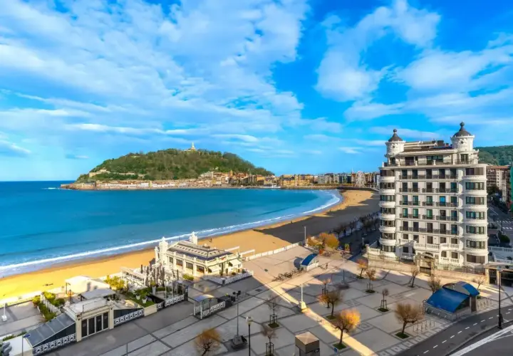 Vista panorámica de la bahía de la Concha en San Sebastián, ideal para un free tour San Sebastian.