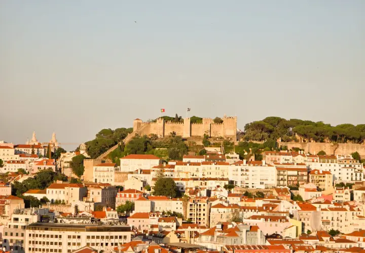 Vista panorámica de Lisboa con el castillo en la cima. Un plan perfecto para saber qué ver en Lisboa en 3 días.