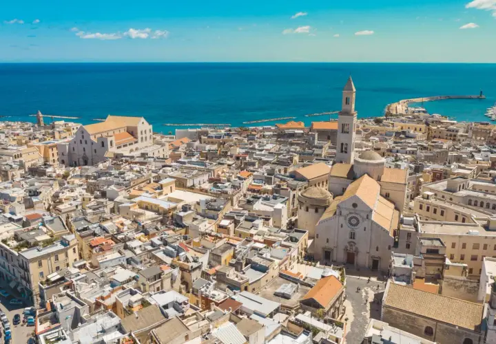 Vista aérea de Bari, Italia, con su impresionante catedral y el mar Adriático. ¡Qué maravilla de bari que ver!