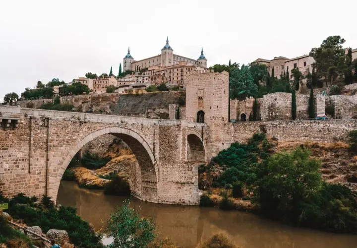 Puente de San Martín y Alcázar, vistas icónicas para saber qué ver en Toledo en un día.