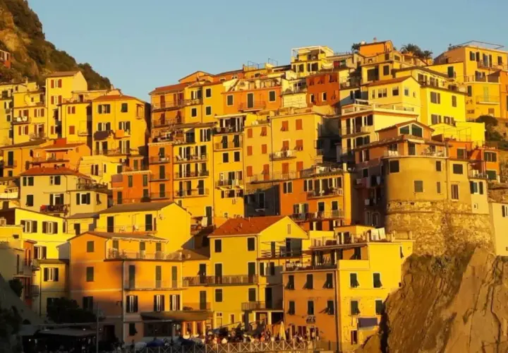 Casas coloridas se aferran a un acantilado, un hermoso ejemplo de los monumentos de Italia bañados por el sol.