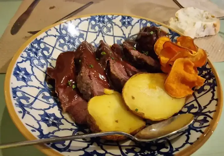 Delicioso solomillo con patatas y chips de boniato. ¡Una gran opción para saber donde comer en Albarracín!
