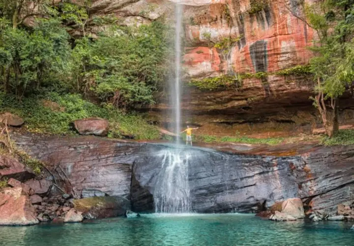 Cascada en Paraguay con un hombre disfrutando. ¡Un lugar increíble que ver en Paraguay!