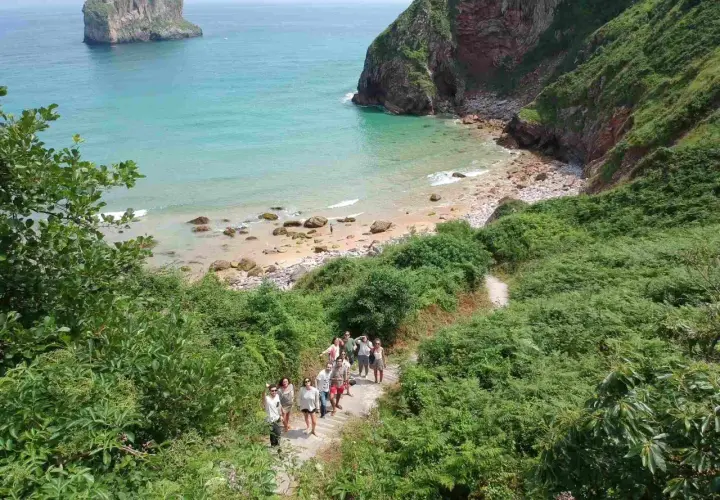 Un grupo de amigos explora una ruta costera, un plan perfecto para saber qué ver en Asturias en una semana.