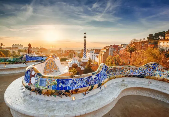 Bancos de mosaico coloridos en el Parque Güell, ideal para planificar qué ver en Barcelona en 3 días.