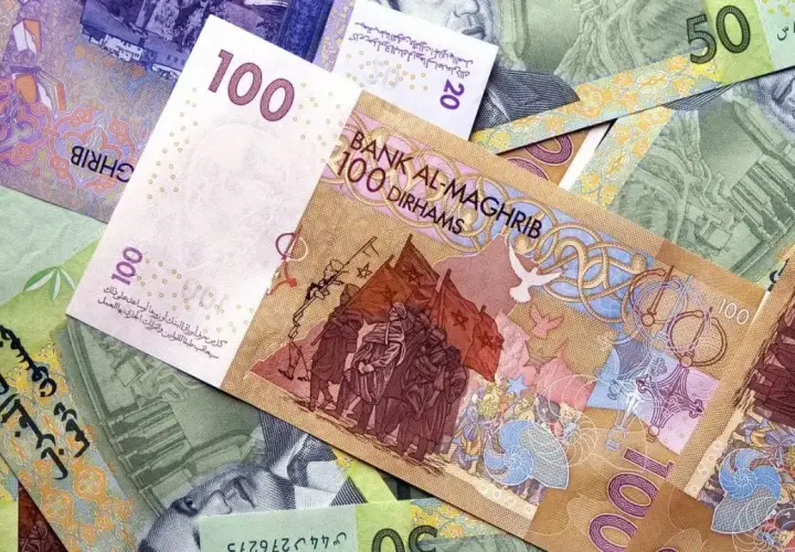 Billetes de la moneda de Marruecos, con el número 100 destacado, mostrando diseños intrincados y el texto "Bank Al-Maghrib".