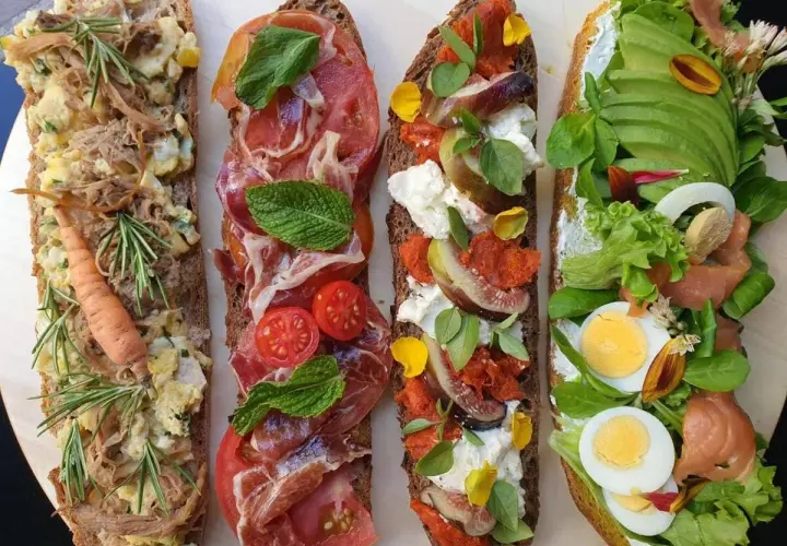 Cuatro tostadas gourmet: pulled pork, jamón serrano, higos y aguacate. ¡Ideas para comer en Santa Cruz de Tenerife!