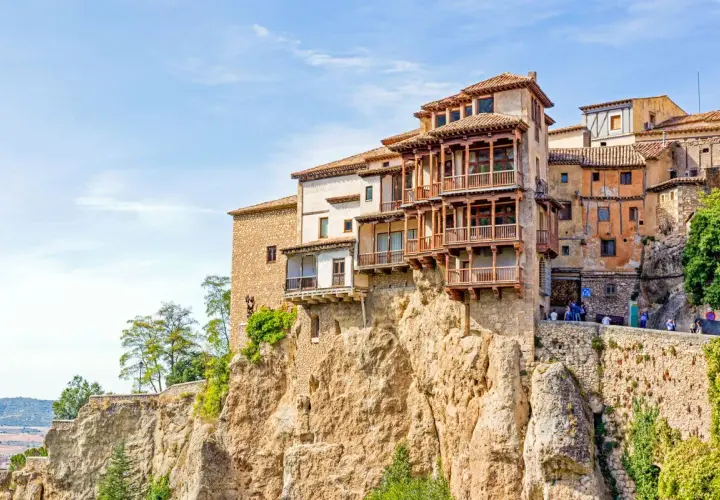 Casas Colgadas de Cuenca, un espectáculo para un free tour Cuenca. Edificios suspendidos sobre un precipicio rocoso.