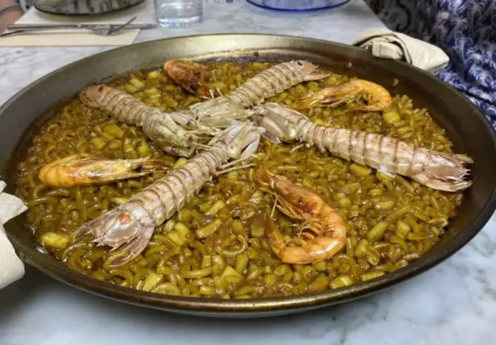 Arroz a banda con langostinos y cigalas, un manjar para comer en Gandía.