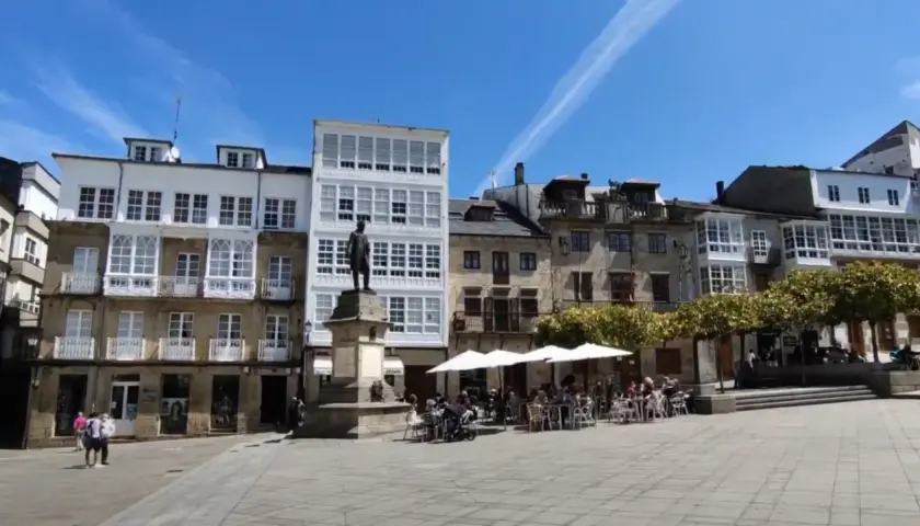 Plaza con estatuas y terrazas. Un lugar perfecto que ver en Viveiro para disfrutar del ambiente.