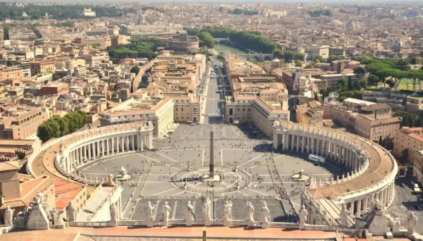 Vista aérea de la Plaza de San Pedro, ideal para tu itinerario de Roma en 4 días. El obelisco central y las columnatas crean un escenario impresionante.