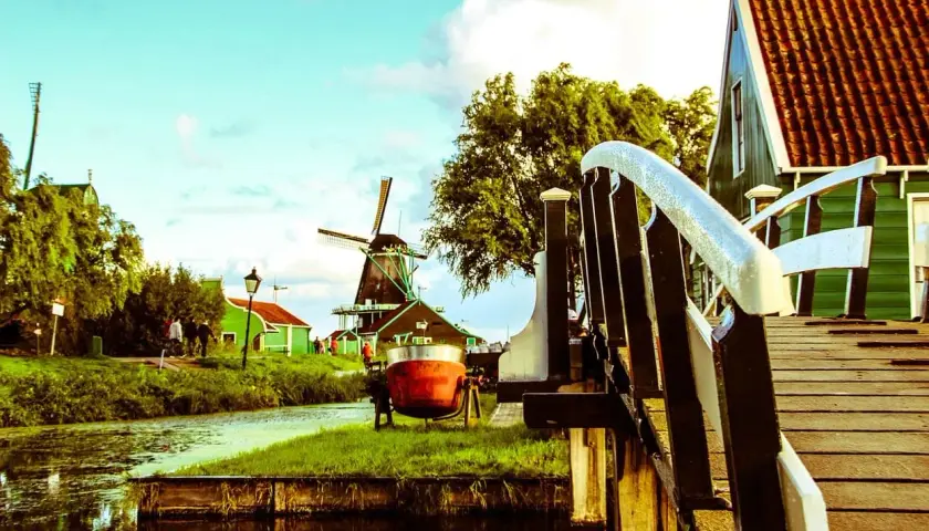 Molino de viento y casas verdes, ideal para excursiones desde Ámsterdam.