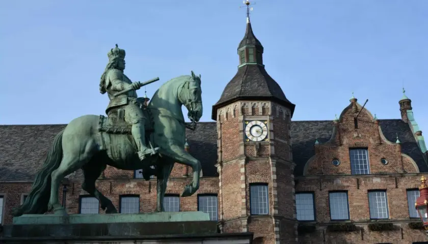 Estatua ecuestre frente al ayuntamiento de Düsseldorf. Un punto clave que ver en Düsseldorf para admirar la historia.