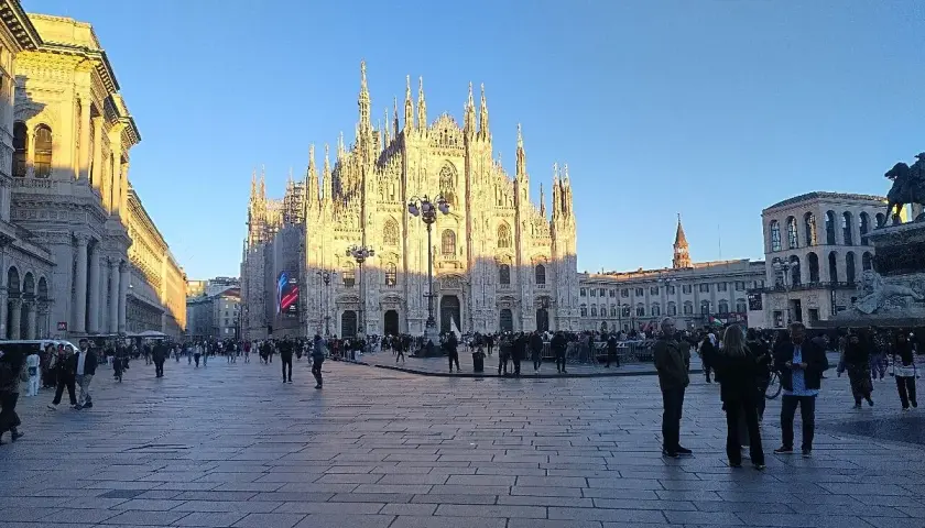 Plaza del Duomo de Milán con el sol de la tarde. Gente paseando, ideal para un free tour Milán.