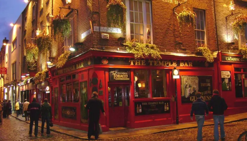 Noche en el Temple Bar, un lugar icónico para un free tour Dublin.